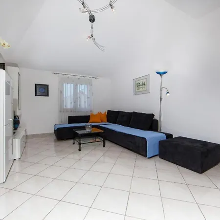Apartment In Pjescana Uvala Mit Grosser Terrass By Interhome Pula