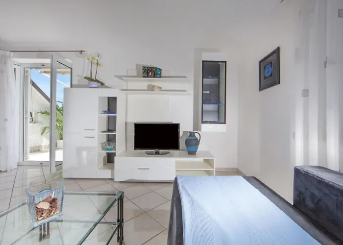 Apartment In Pjescana Uvala Mit Grosser Terrass By Interhome Pula