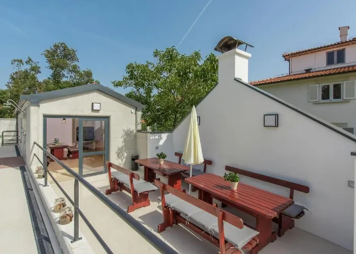 Apartment In Pjescana Uvala Mit Grosser Terrass By Interhome Pula