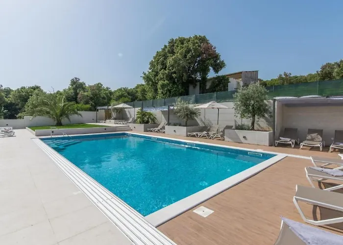 Apartment In Pjescana Uvala Mit Grosser Terrass By Interhome *