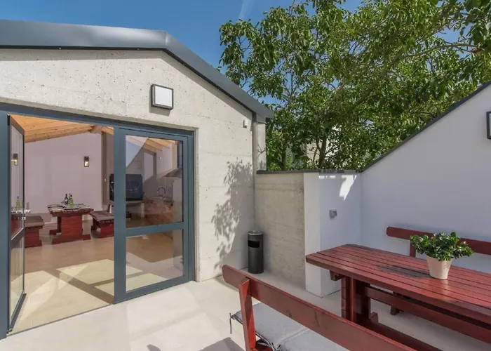 In Pjescana Uvala Mit Grosser Terrass By Interhome Pula