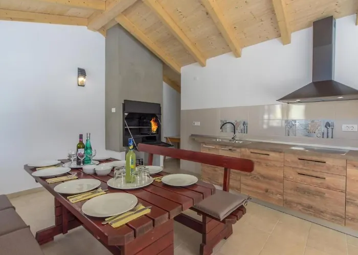 In Pjescana Uvala Mit Grosser Terrass By Interhome Apartament