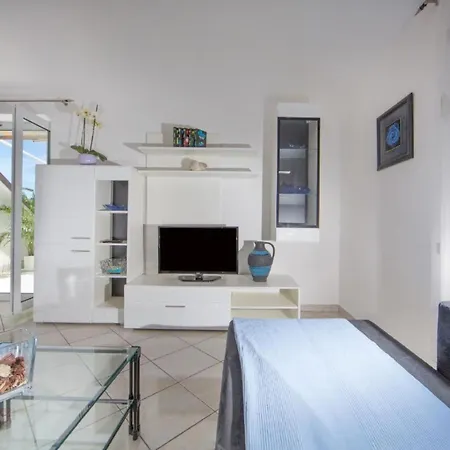 Apartment In Pjescana Uvala Mit Grosser Terrass By Interhome Pula