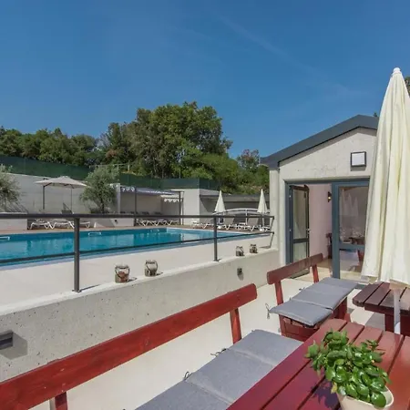 Appartement In Pjescana Uvala Mit Grosser Terrass By Interhome *