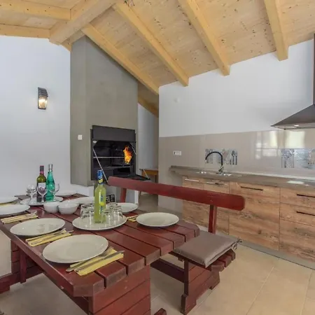 In Pjescana Uvala Mit Grosser Terrass By Interhome Appartement