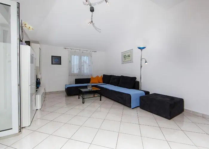 Apartment In Pjescana Uvala Mit Grosser Terrass By Interhome Pula