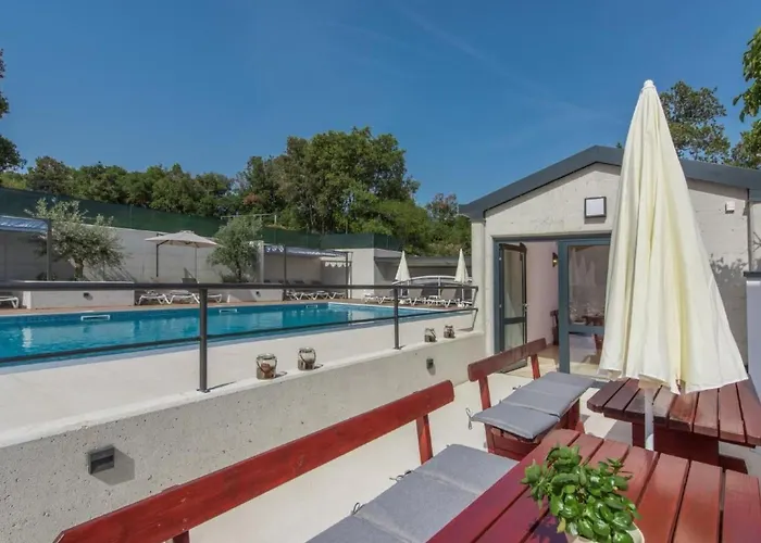 Apartment In Pjescana Uvala Mit Grosser Terrass By Interhome *